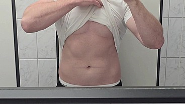 In der Gym-Toilette abspritzen! Riskantes Wichsen mit fetter Ladung