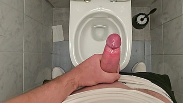 In der Gym-Toilette abspritzen! Riskantes Wichsen mit fetter Ladung