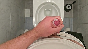 In der Gym-Toilette abspritzen! Riskantes Wichsen mit fetter Ladung