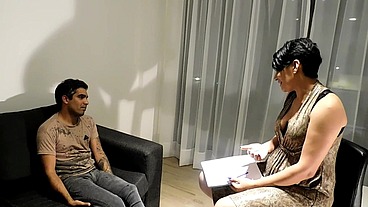 ESPOSA NINFOMANA, PSICOLOGA INVENTA TERAPIA DE GRUPO CON SUS DOS MARIDOS PARA PODER ENFIESTARSE A UN PACIENTE, PATRTE 1 CAPITULO 13