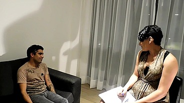 ESPOSA NINFOMANA, PSICOLOGA INVENTA TERAPIA DE GRUPO CON SUS DOS MARIDOS PARA PODER ENFIESTARSE A UN PACIENTE, PATRTE 1 CAPITULO 13