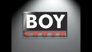 Miles Pride dan Roxy Red yang bertato dan bertubuh kurus sedang melakukan hubungan seks anal.