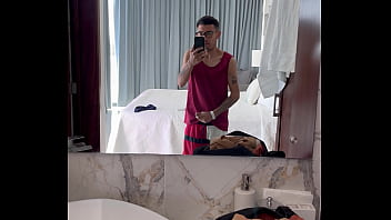 Una rica jalada de verga antes de que llegue mi vecina