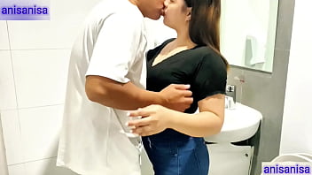 Janjian selingkuh di cafe yang berujung ngentot di kamar mandi