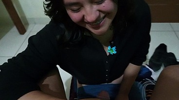 Mi amiga cristiana de 18 años quiere su dosis de leche