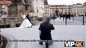 Vip4k. beauté en robe de mariée suce une nibble d'étrangers et se fait baiser