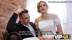 Vip4k. beauté en robe de mariée suce une nibble d'étrangers et se fait baiser