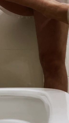 Crossdresser Con Un Gran Trasero En Minifalda Está Orinando