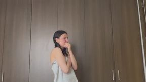 Mi empleada aprende a masajear y besar los pies