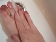 Mistress Susanna Guerriero si rinfresca i piedi con un bel lavaggio