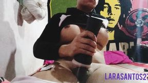 brincando com masturbador bem gostoso doido pra brincar com um cuzinho ou uma boquinha bem quentinho me sigam no twitter @larasantos27of instagram @larasantos22ofsp