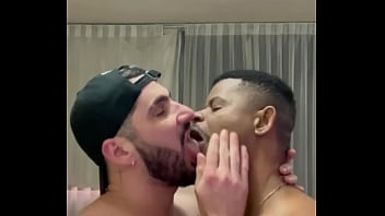 Boyzinho da academia ficou secando minha mala. Perguntei se queria pegar. Ele pegou e mamou.