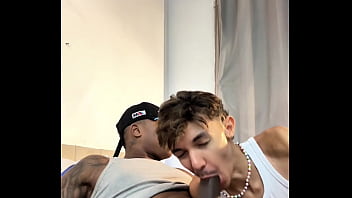 Padrasto comendo enteado