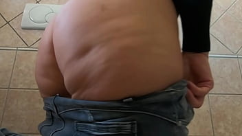 Me pruebo estos Jeans apretados . La hermanastra con un gran culo lucha por encajar su dentro de sus jeans