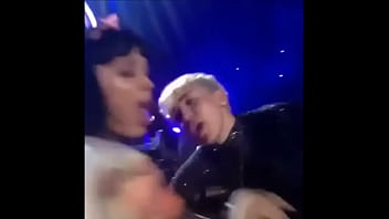 miley kiss at katy perry by &Oslash_liver &Oslash_ziris