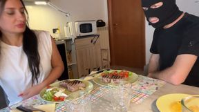 A Pranzo con Chanel assaggiando cibo masticato e vino sputato nel bicchiere.

At Lunch with Chanel tasting chewed food and spit wine.