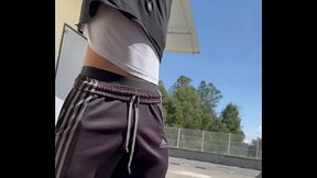 Se quita la playera para ver si le invitamos las chelas. Yo creo que ese morro va a estar en mi cama esta noche