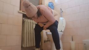 Farts and big pee in public toilet 720HD