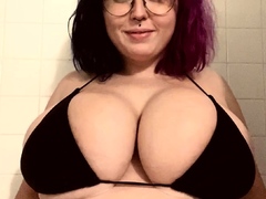 Brunette BBW masturbate