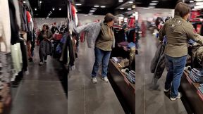 essayage dans l allee du magasin