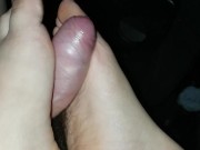 Lo schiavo viene sui piedi di padrona Darkshine durante un footjob