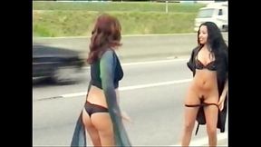 Duas Gatas Mostrando Tudo numa Rodovia muito Movimentada