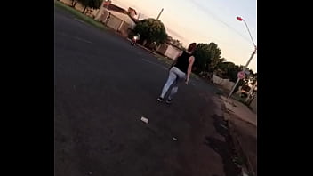 Gostosa fazendo caminhada