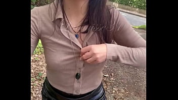 En ext&eacute_rieur , sexy et sans aucun dessous , comme d&#039_habitude je fais pipi ...