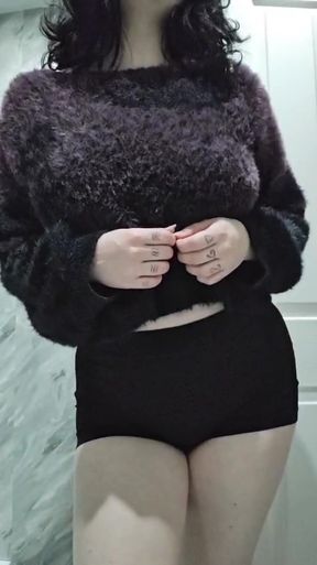 Curvy solo babe drops titties in a happy Friday celebration