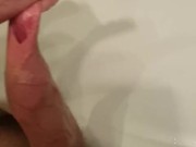 Faccio la pipì in un vaso per sfoggiare tutto il mio liquido giallo dorato