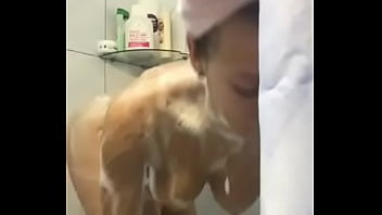Mamasota hermosa en el ba&ntilde_o
