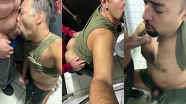 Sexo gay em banheiro masculino público com gordinhos e safados.