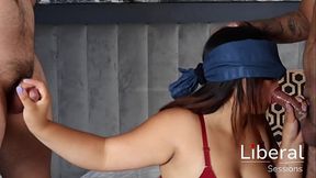 Cornudo le venda los ojos a su esposa y la pone a mamar 2 vergas de desconocidos.