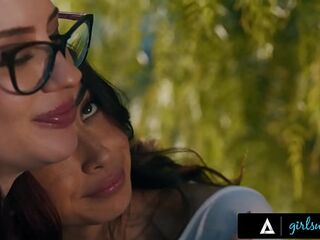 GIRLSWAY - Lovers Chloe Surreal & Jessica Ryan Have Ardent Squirting Sex POV - SPANISH SUBTITLES