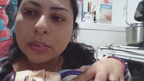 ASMR: lamiendo el rostro de mi muñeco en primer plano.