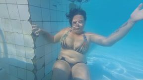 Underwater Breath Hold Challenge with Long Wet Hair