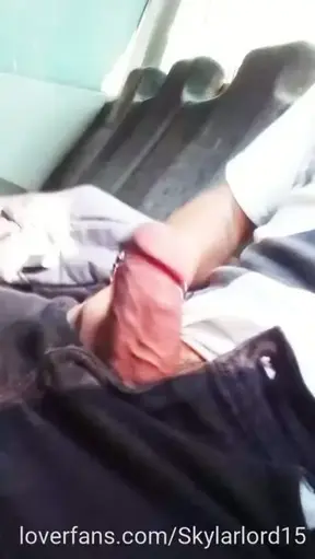 Iba rumbo a mi trabajo y tuve una erección y era el único en el camión aproveche para masturbarme ahí en mi asiento