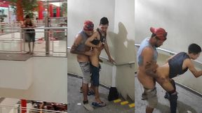 comi o cu do novinho na escadaria do shopping