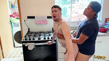 Meu marido chegou do trabalho e j&aacute_ quis me comer na cozinha (COMPLETO NO RED)