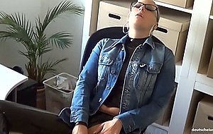 Er vergeht sich an einer lebenden latexpuppe