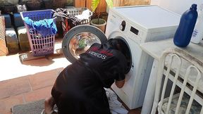 ela ficou presa na maquina de lavar e ele nao resiste .