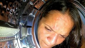 ela ficou presa na maquina de lavar e ele nao resiste .