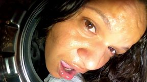 ela ficou presa na maquina de lavar e ele nao resiste .