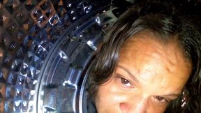 ela ficou presa na maquina de lavar e ele nao resiste .