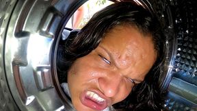 ela ficou presa na maquina de lavar e ele nao resiste .