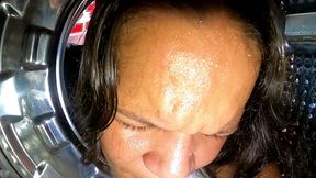 ela ficou presa na maquina de lavar e ele nao resiste .