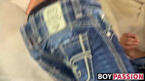 Hung twink Aaron is sharing his big dick with sexy Jordan