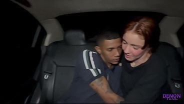 Follo el delicioso co&ntilde_o de mi novia al aire libre dentro de un coche