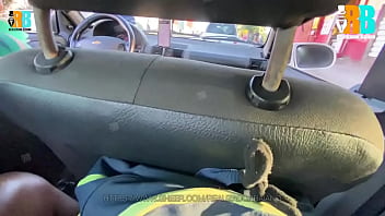 Sexo no carro, Pegando carona com colega casada da faculdade, Hotwife batendo punheta pro comedor na frente do motorista do aplicativo