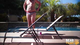 Dale Savage, un gros étalon poilu et tatoué, se fait enculer à cru après une chaude fellation.